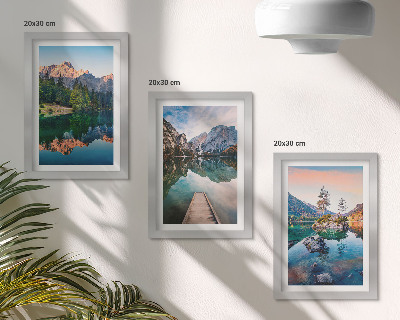 Gallery wall Bergmeren met weerspiegelingen in het water en het bos.