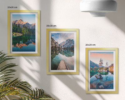 Gallery wall Bergmeren met weerspiegelingen in het water en het bos.