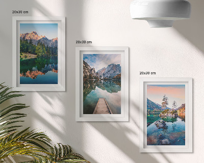 Gallery wall Bergmeren met weerspiegelingen in het water en het bos.