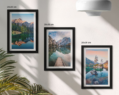 Gallery wall Bergmeren met weerspiegelingen in het water en het bos.