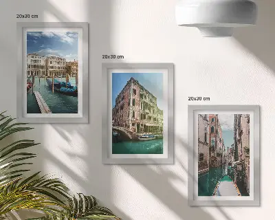 Set van ingelijste schilderijen met uitzichten op Venetië, kanalen en stedelijke architectuur
