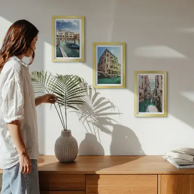 Set van ingelijste schilderijen met uitzichten op Venetië, kanalen en stedelijke architectuur