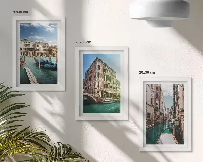 Set van ingelijste schilderijen met uitzichten op Venetië, kanalen en stedelijke architectuur