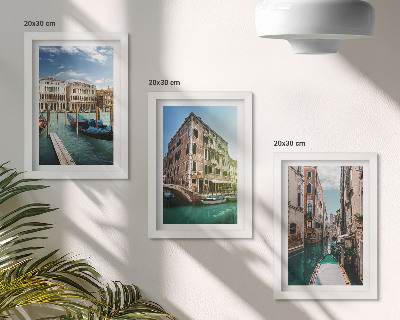 Set van ingelijste schilderijen Uitzichten op Venetië met kanalen en stedelijke architectuur.