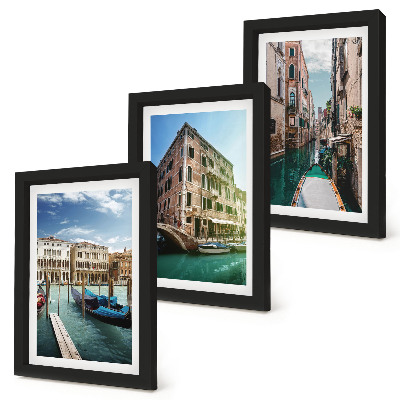 Set van ingelijste schilderijen Uitzichten op Venetië met kanalen en stedelijke architectuur.