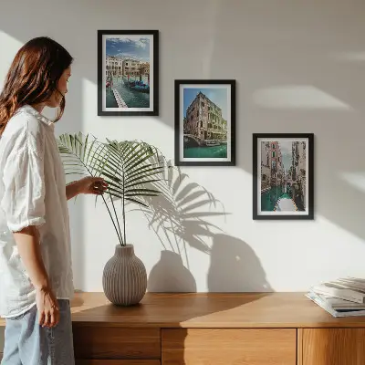 Set van ingelijste schilderijen met uitzichten op Venetië, kanalen en stedelijke architectuur