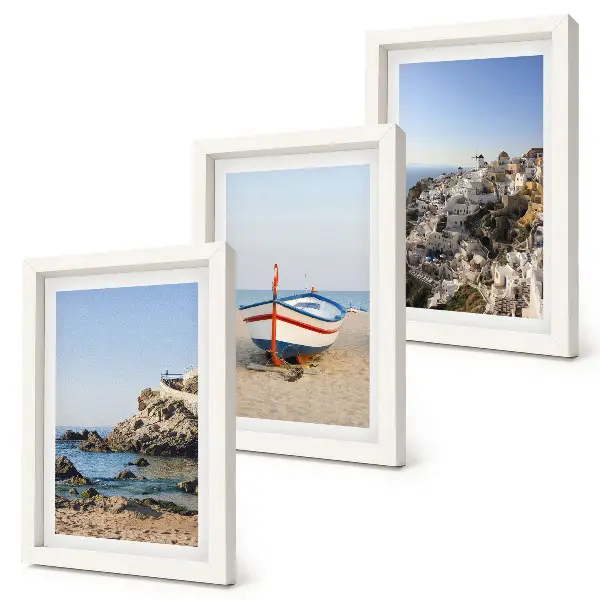 Gallery wall uitzicht op zee met boot en witte huizen in Griekenland