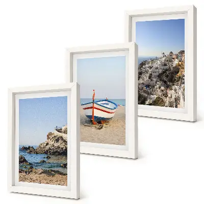 Gallery wall uitzicht op zee met boot en witte huizen in Griekenland