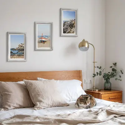 Gallery wall uitzicht op zee met boot en witte huizen in Griekenland
