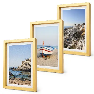 Gallery wall uitzicht op zee met boot en witte huizen in Griekenland