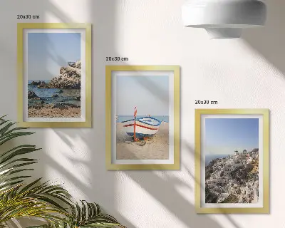 Gallery wall uitzicht op zee met boot en witte huizen in Griekenland