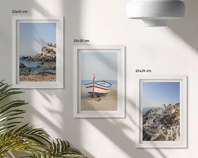 Gallery wall uitzicht op zee met boot en witte huizen in Griekenland