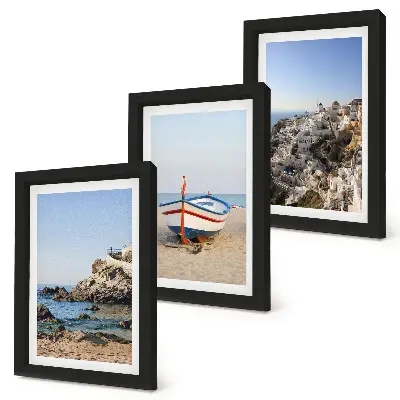 Gallery wall uitzicht op zee met boot en witte huizen in Griekenland