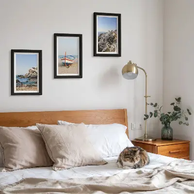Gallery wall uitzicht op zee met boot en witte huizen in Griekenland