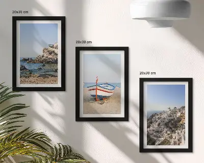 Gallery wall uitzicht op zee met boot en witte huizen in Griekenland