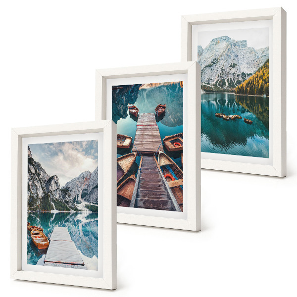 Gallery wall Een meer met houten steigers en bergen