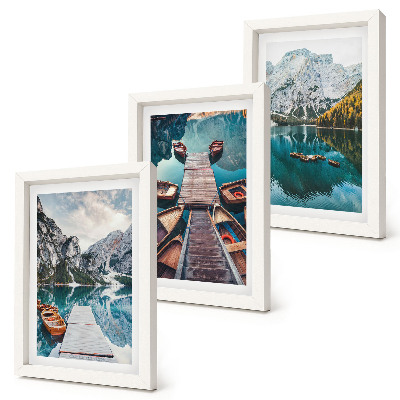 Gallery wall Een meer met houten steigers en bergen