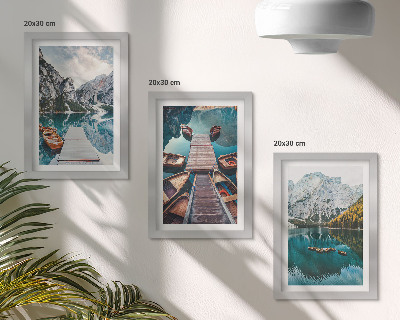 Gallery wall Een meer met houten steigers en bergen