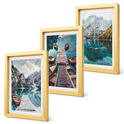 Gallery wall Een meer met houten steigers en bergen