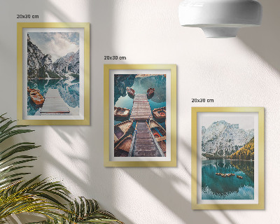 Gallery wall Een meer met houten steigers en bergen