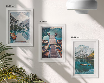 Gallery wall Een meer met houten steigers en bergen