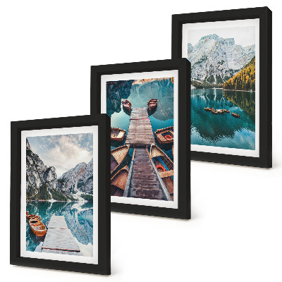 Gallery wall Een meer met houten steigers en bergen