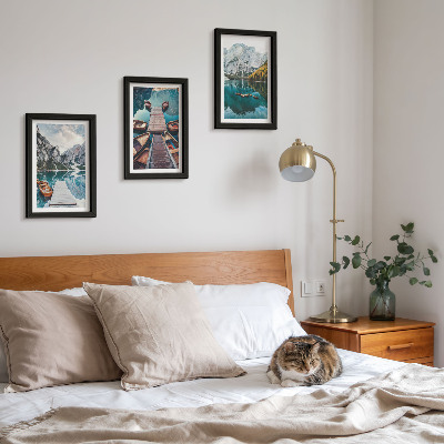 Gallery wall Een meer met houten steigers en bergen