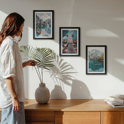 Gallery wall Een meer met houten steigers en bergen