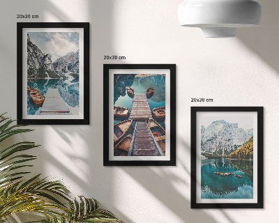 Gallery wall Een meer met houten steigers en bergen