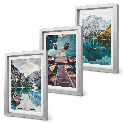 Gallery wall Een meer met houten steigers en bergen