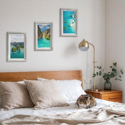 Set van ingelijste schilderijen Tropische landschappen met eilanden en turquoise water.