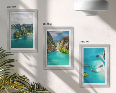 Set van ingelijste schilderijen Tropische landschappen met eilanden en turquoise water.