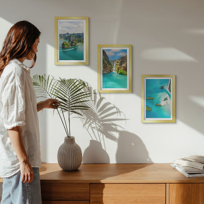 Set van ingelijste schilderijen Tropische landschappen met eilanden en turquoise water.