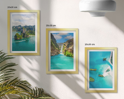 Set van ingelijste schilderijen Tropische landschappen met eilanden en turquoise water.