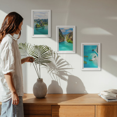 Set van ingelijste schilderijen Tropische landschappen met eilanden en turquoise water.