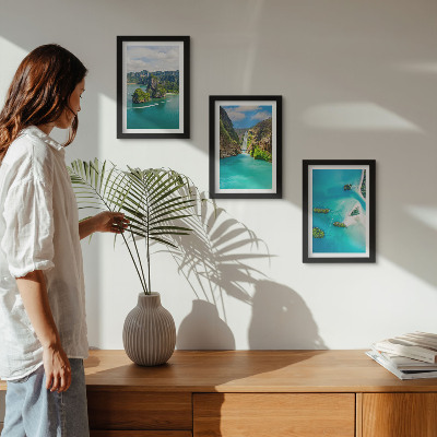 Set van ingelijste schilderijen Tropische landschappen met eilanden en turquoise water.