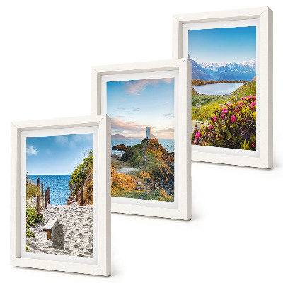 Gallery wall Uitzicht op het strand bij de vuurtoren, de bergen en de bloemen.