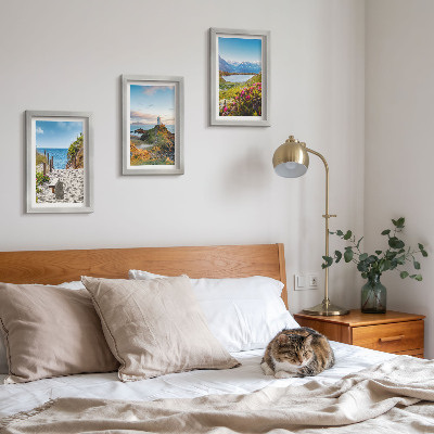 Gallery wall Uitzicht op het strand bij de vuurtoren, de bergen en de bloemen.