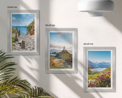 Gallery wall Uitzicht op het strand bij de vuurtoren, de bergen en de bloemen.