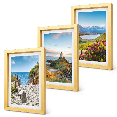 Gallery wall Uitzicht op het strand bij de vuurtoren, de bergen en de bloemen.