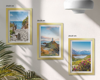 Gallery wall Uitzicht op het strand bij de vuurtoren, de bergen en de bloemen.