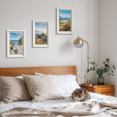 Gallery wall Uitzicht op het strand bij de vuurtoren, de bergen en de bloemen.