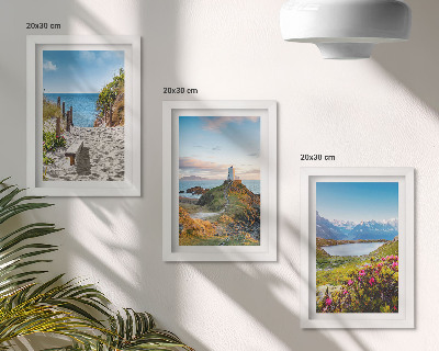 Gallery wall Uitzicht op het strand bij de vuurtoren, de bergen en de bloemen.
