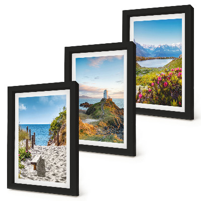 Gallery wall Uitzicht op het strand bij de vuurtoren, de bergen en de bloemen.