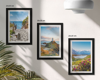 Gallery wall Uitzicht op het strand bij de vuurtoren, de bergen en de bloemen.