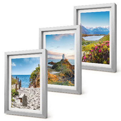 Gallery wall Uitzicht op het strand bij de vuurtoren, de bergen en de bloemen.