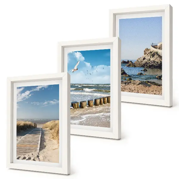 Set ingelijste schilderijen strand met houten pad, zee en kliffen