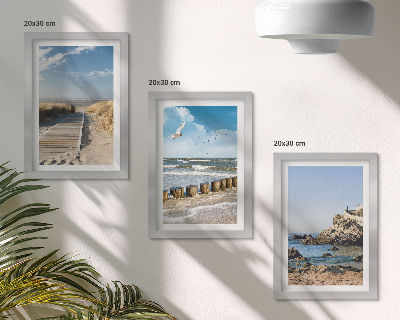 Set van ingelijste schilderijen Strand met houten pad, zee en kliffen aan zee.