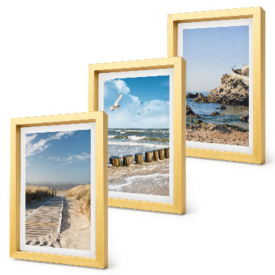 Set van ingelijste schilderijen Strand met houten pad, zee en kliffen aan zee.