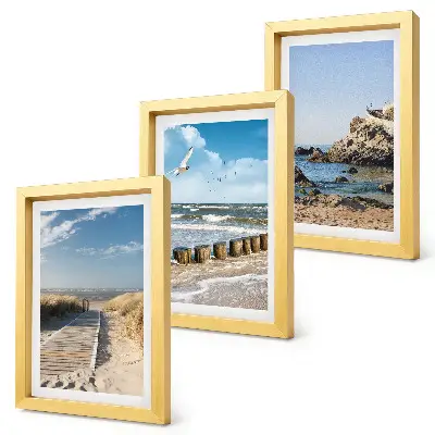 Set ingelijste schilderijen strand met houten pad, zee en kliffen